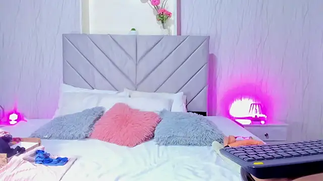 Victoria Guzman online show from 4, 11, 2025