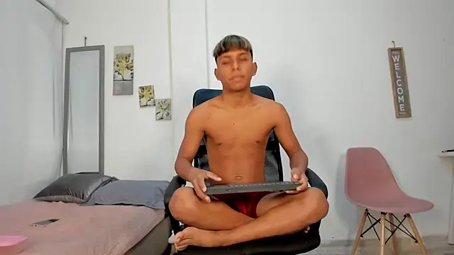 tyler twink boy online show from 3, 5, 2026