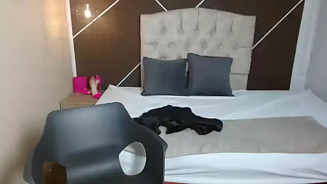 ScarletHott  online show from 18, 9, 2025