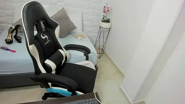 Snapshot of yulitza1025 chatting on 20, 10, 2025 yulitza1025 online show from 20, 10, 2025