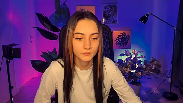 Snapshot of olivianorton chatting on 18, 9, 2025 olivianorton online show from 18, 9, 2025