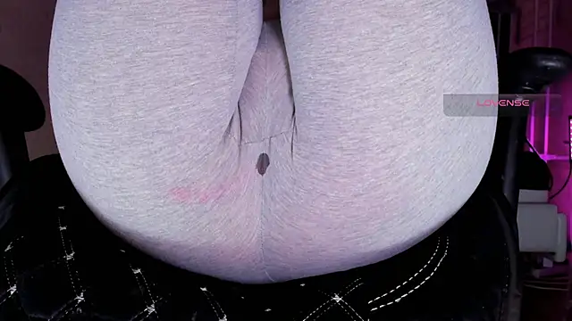 Cameltoe squirt inPants online show from 18, 10, 2025