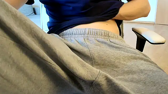 Snapshot of Breezydicksn chatting on 6, 5, 2026 Breezydicksn online show from 6, 5, 2026