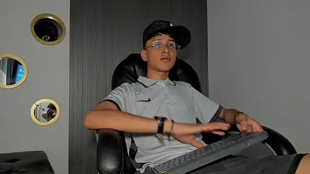 Snapshot of Daddy_Darcks chatting on 2, 10, 2025 Daddy Darcks online show from 2, 10, 2025