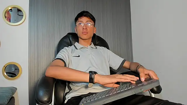 Snapshot of Daddy_Darcks chatting on 15, 10, 2025 Daddy Darcks online show from 15, 10, 2025