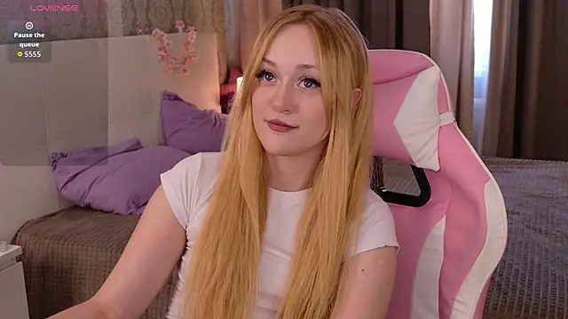 Snapshot of HeyMonkey_ chatting on 6, 10, 2025 HeyMonkey online show from 6, 10, 2025