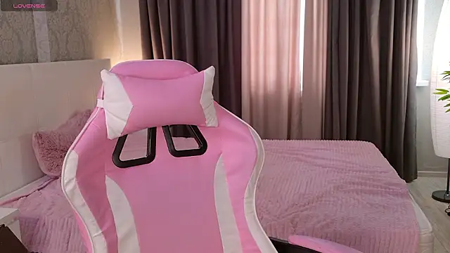 Snapshot of HeyMonkey_ chatting on 4, 2, 2026 HeyMonkey online show from 4, 2, 2026