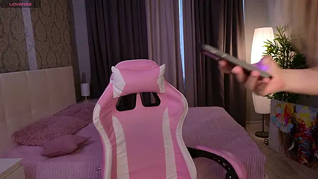 Snapshot of HeyMonkey_ chatting on 8, 2, 2026 HeyMonkey online show from 8, 2, 2026