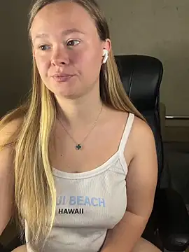 Snapshot of CaramelleSugar_ chatting on 3, 10, 2025 CaramelleSugar online show from 3, 10, 2025