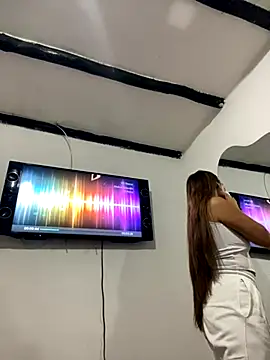 Sara-cooper2 online show from 28, 10, 2025