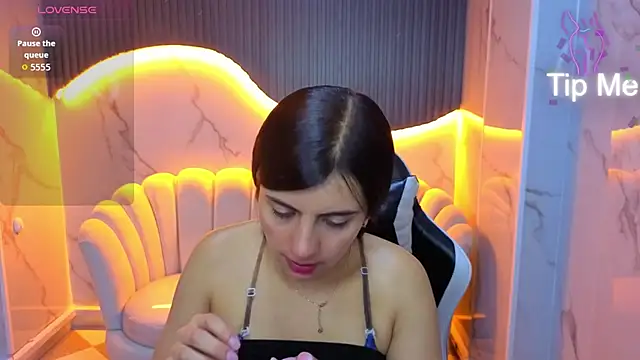 Eilyn love b online show from 17, 10, 2025