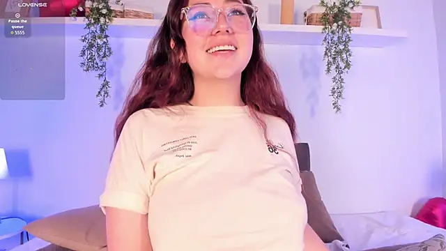 Snapshot of Nicolle_Evanss_ chatting on 7, 4, 2026 Nicolle Evanss online show from 7, 4, 2026