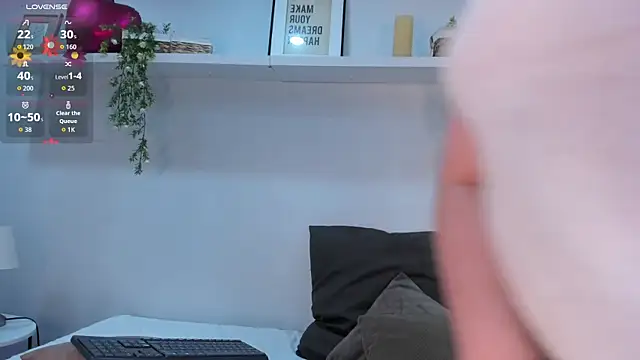 Snapshot of Nicolle_Evanss_ chatting on 10, 4, 2026 Nicolle Evanss online show from 10, 4, 2026