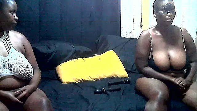 Snapshot of AnnabigpussyXO chatting on 18, 10, 2025 AnnabigpussyXO online show from 18, 10, 2025