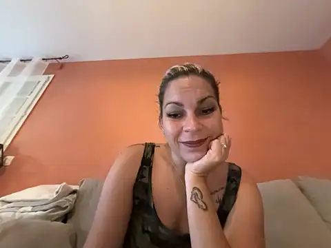 Snapshot of minettedusud chatting on 18, 9, 2025 minettedusud online show from 18, 9, 2025