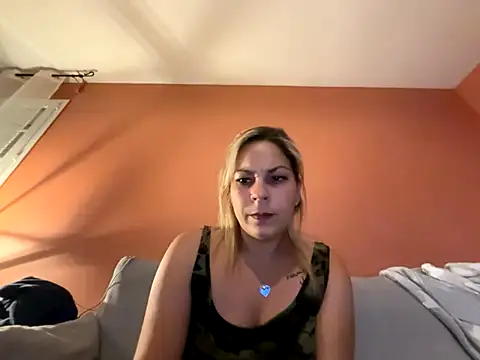 Snapshot of minettedusud chatting on 7, 10, 2025 minettedusud online show from 7, 10, 2025