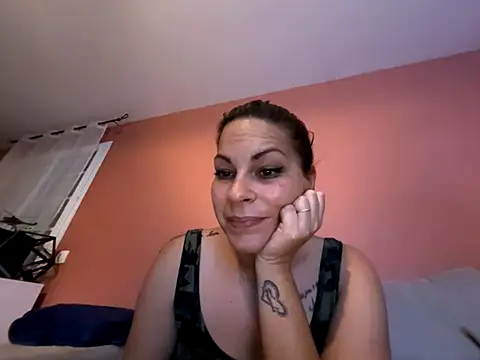 Snapshot of minettedusud chatting on 11, 11, 2025 minettedusud online show from 11, 11, 2025