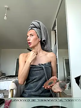 Snapshot of MilaRenee chatting on 25, 10, 2025 MilaRenee online show from 25, 10, 2025