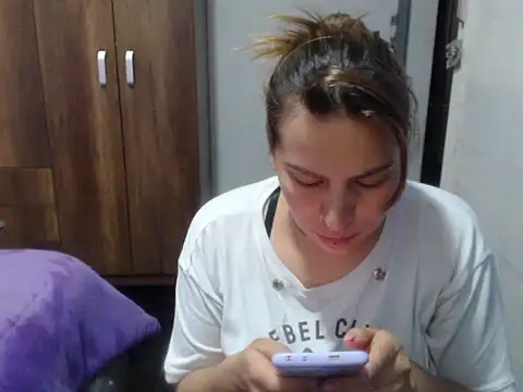 Snapshot of cloequeen15 chatting on 11, 11, 2025 cloequeen15 online show from 11, 11, 2025