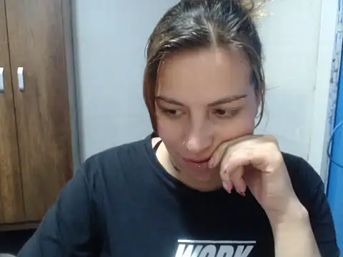 Snapshot of cloequeen15 chatting on 12, 11, 2025 cloequeen15 online show from 12, 11, 2025