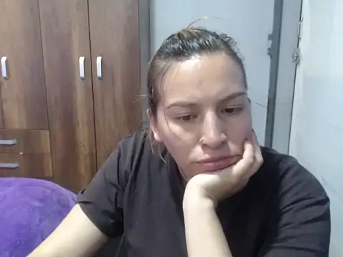 Snapshot of cloequeen15 chatting on 14, 11, 2025 cloequeen15 online show from 14, 11, 2025