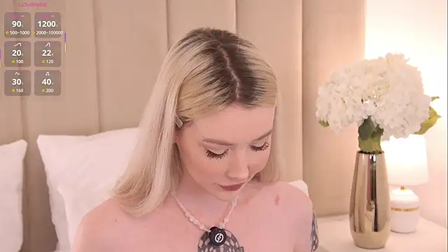 Snapshot of Nesolla chatting on 6, 10, 2025 Nesolla online show from 6, 10, 2025