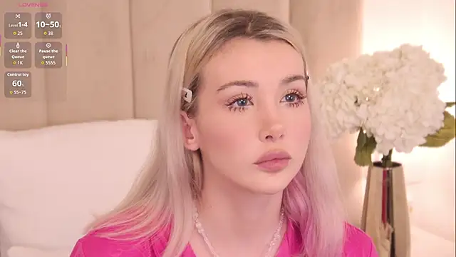 Snapshot of Nesolla chatting on 20, 10, 2025 Nesolla online show from 20, 10, 2025