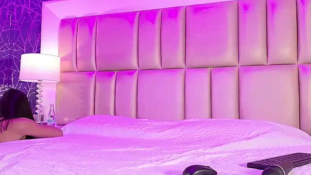 Lola Pierce online show from 10, 1, 2026