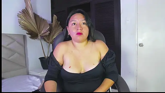 Snapshot of BellaRoux1 chatting on 4, 3, 2026 BellaRoux1 online show from 4, 3, 2026