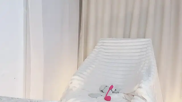 Snapshot of Vessi-babe chatting on 16, 12, 2025 Vessi-babe online show from 16, 12, 2025