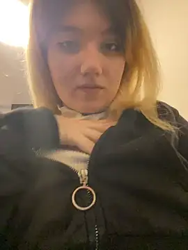 Snapshot of Cherry___Blossom chatting on 4, 4, 2026 Cherry Blossom online show from 4, 4, 2026