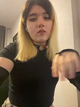 Snapshot of Cherry___Blossom chatting on 5, 4, 2026 Cherry Blossom online show from 5, 4, 2026