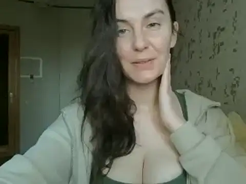 Snapshot of KatalinaQE chatting on 3, 10, 2025 KatalinaQE online show from 3, 10, 2025