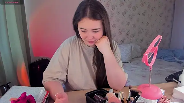 Snapshot of Alice_next_door chatting on 4, 4, 2026 Alice next door online show from 4, 4, 2026