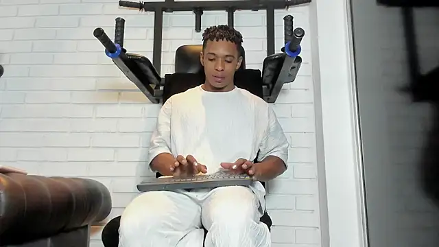 ItaloMoore online show from 28, 10, 2025