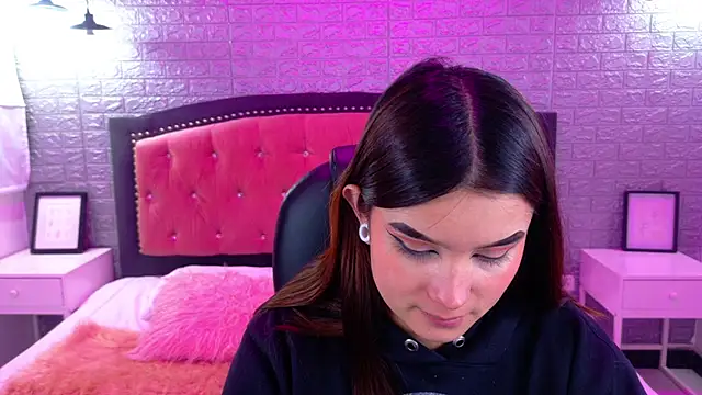Snapshot of Natalie_loffreda chatting on 6, 10, 2025 Natalie loffreda online show from 6, 10, 2025