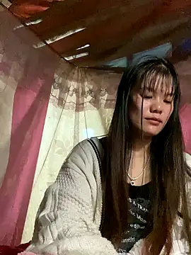 Snapshot of PhanHaa chatting on 12, 11, 2025 PhanHaa online show from 12, 11, 2025