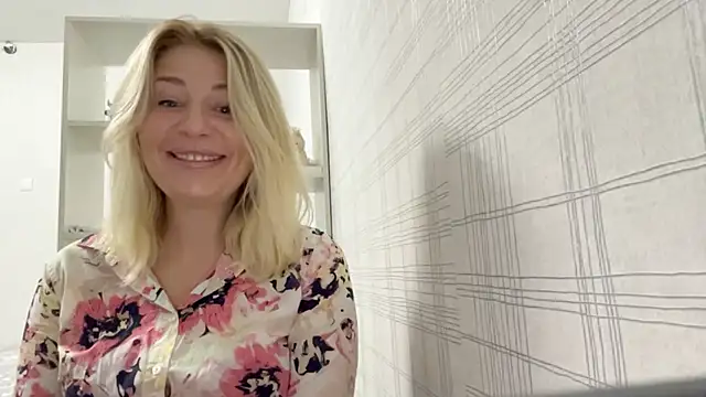 Blondie xoxoxo online show from 23, 9, 2025