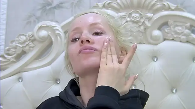 Snapshot of EllieFrosty_ chatting on 11, 11, 2025 EllieFrosty online show from 11, 11, 2025