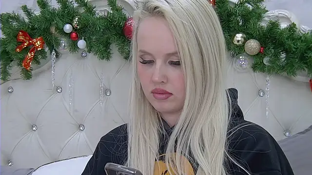 Snapshot of EllieFrosty_ chatting on 15, 12, 2025 EllieFrosty online show from 15, 12, 2025