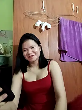 Snapshot of emyeuhss chatting on 12, 10, 2025 emyeuhss online show from 12, 10, 2025