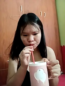 Snapshot of emyeuhss chatting on 19, 10, 2025 emyeuhss online show from 19, 10, 2025