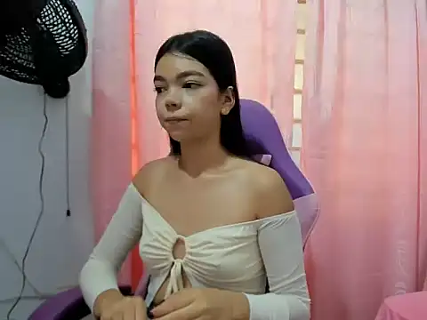 Snapshot of shy_luna18 chatting on 21, 9, 2025 shy luna18 online show from 21, 9, 2025