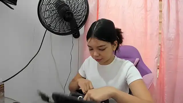 Snapshot of shy_luna18 chatting on 25, 9, 2025 shy luna18 online show from 25, 9, 2025