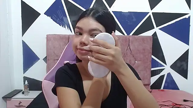 Snapshot of shy_luna18 chatting on 7, 10, 2025 shy luna18 online show from 7, 10, 2025