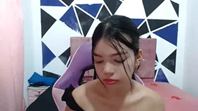 Snapshot of shy_luna18 chatting on 14, 11, 2025 shy luna18 online show from 14, 11, 2025