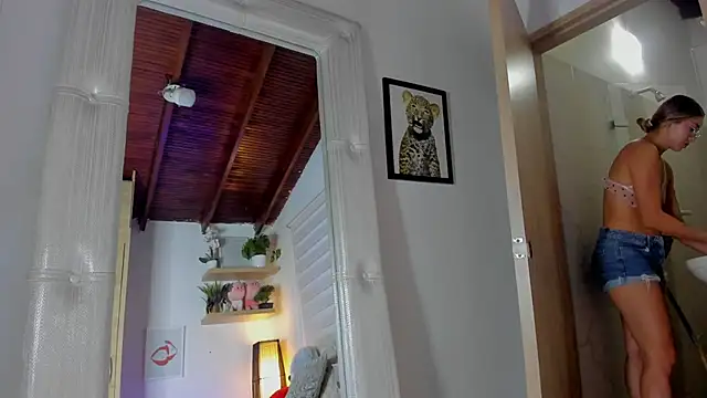 Snapshot of sara_madrid chatting on 4, 3, 2026 sara madrid online show from 4, 3, 2026