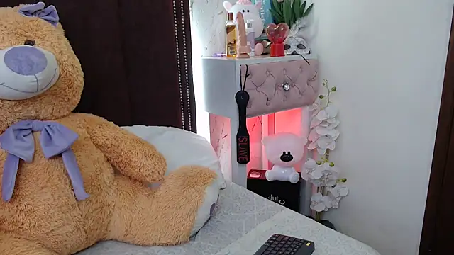 Snapshot of VioletxBloom chatting on 4, 10, 2025 VioletxBloom online show from 4, 10, 2025