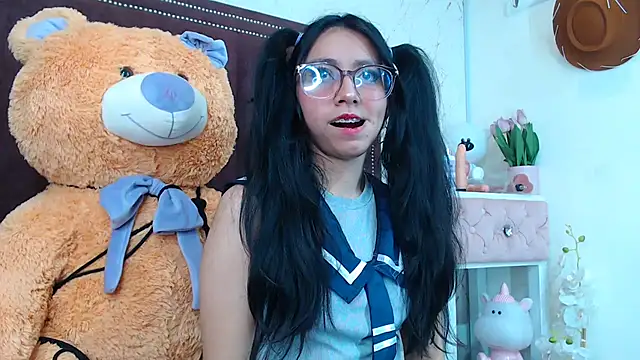 Snapshot of VioletxBloom chatting on 9, 10, 2025 VioletxBloom online show from 9, 10, 2025