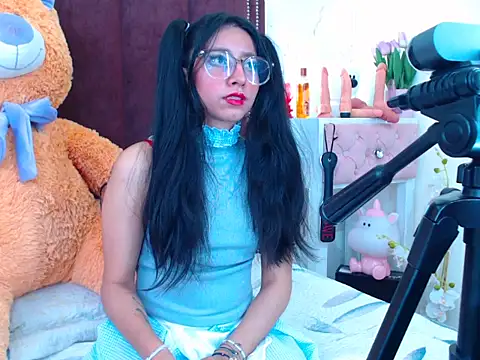 Snapshot of VioletxBloom chatting on 9, 10, 2025 VioletxBloom online show from 9, 10, 2025